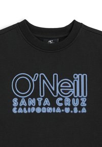 Čierna mikina so žebrovaným okrúhlym výstrihom, zdobená svetlomodrým vyšitým textom: "O'Neill SANTA CRUZ CALIFORNIA-U.S.A."