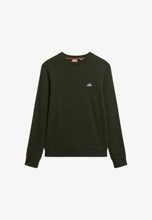 Ciemnozielony sweter z okrągłym dekoltem i długimi rękawami, z prążkowanym wykończeniem rękawów i dołu, oraz małą prostokątną naszywką z logo góry na lewej piersi.