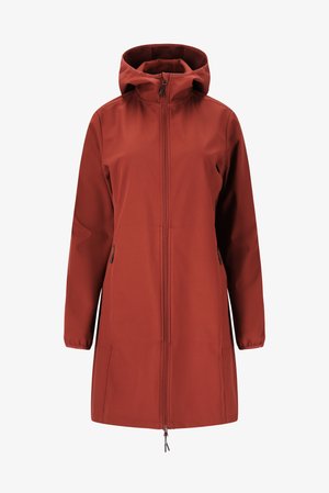 Rød vandtæt jakke med hætte, fuld lynlås foran og sidelommer. Glat tekstur og tætsiddende design, velegnet til forskellige udendørsaktiviteter.