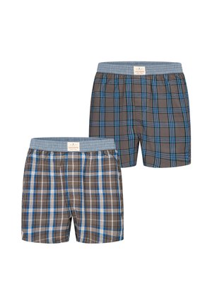Twee paar grijze geruite boxershorts met blauwe en witte strepen en lichtblauwe elastische taillebanden, platliggend op een witte achtergrond.