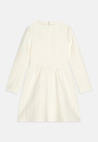 Kremowa sukienka z długim rękawem, z teksturowanym wzorem w warkocze, rozkloszowanym dołem oraz z zapięciem na zamek błyskawiczny z tyłu.