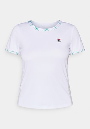 Maglietta atletica bianca a maniche corte con un motivo a quadri sul colletto e sulle maniche, che presenta un piccolo logo Fila sul lato sinistro del petto.