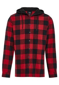 Rode en zwarte geruite flanellen shirt met een zwarte capuchon, voorzien van lange mouwen, knoopsluiting en contrasterende ruitpatronen.