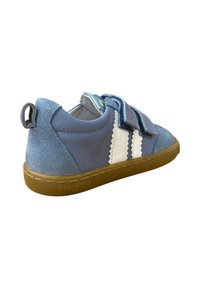 Zapatos para toddlers de cuero y ante azul con rayas blancas, correas de velcro y punta redondeada. Presentan una suela de goma color marrón y una pestaña de agarre en la parte trasera.