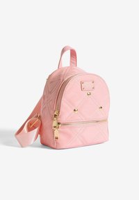 Roza quilted mini nahrbtnik iz patentiranega materiala, opremljen z zlatimi dodatki, sprednjim zadrgo, vrhnjim ročajem in nastavljivim trakom.