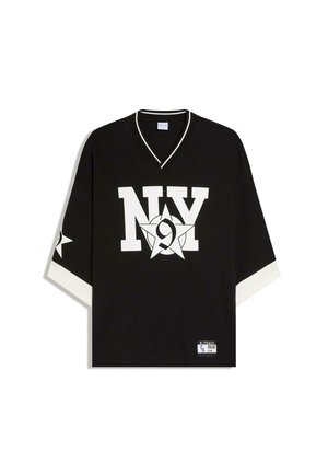 Črna športna majica z V-izrezom, na sprednji strani bel napis "NY" in številka 9 znotraj zvezde, beli robovi na rokavih ter majhna etiketa na spodnjem robu.