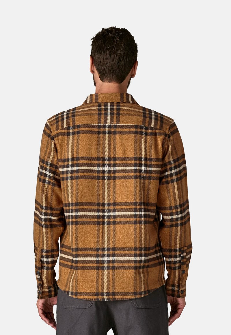 Camicia a quadri marrone con colletto button-down, maniche lunghe e una texture di stoffa morbida. Presenta notevoli motivi a quadri scuri e chiari.