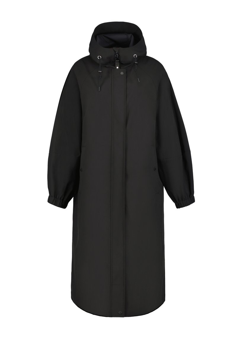 Cappotto nero impermeabile con un design lungo e largo, cappuccio, dettagli con coulisse e polsini elastici. Texture liscia e stile minimalista.