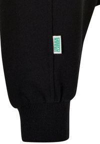 Svart strikket joggebukse med ribbestrikkede mansjetter og en liten grønn og hvit "Urban Classics" etikett sydd på siden. Myk tekstur, tettsittende design.