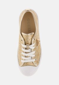 Sneaker in tessuto dorato con lacci bianchi, parte superiore testurizzata e suola in gomma bianca. Presenta un piccolo accento con logo dorato sul lato.