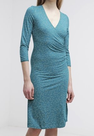 Blågrøn kjole med trekvartlange ærmer, v-udskæring, rynket design og blomsterprint i lysere farver, med knælængde og sidesplit.