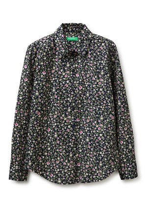 Koszula na guziki z długim rękawem, granatowe tło z drobnym wzorem kwiatowym w kolorach różowym, białym i zielonym, kołnierzyk oraz zaokrąglony dół.