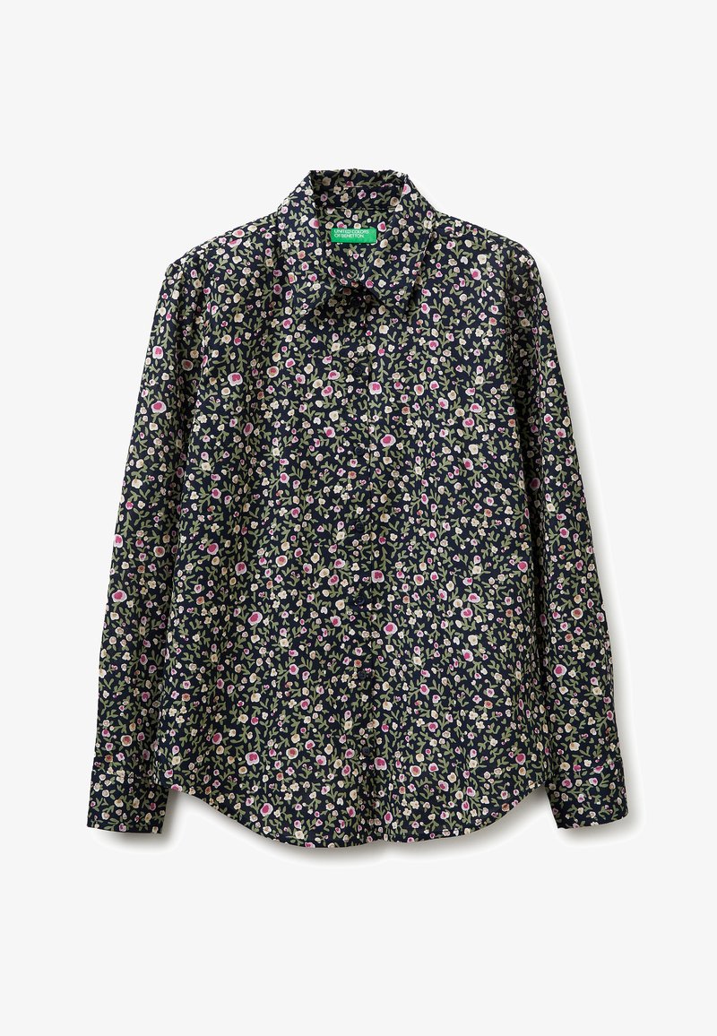 Koszula na guziki z długim rękawem, granatowe tło z drobnym wzorem kwiatowym w kolorach różowym, białym i zielonym, kołnierzyk oraz zaokrąglony dół.