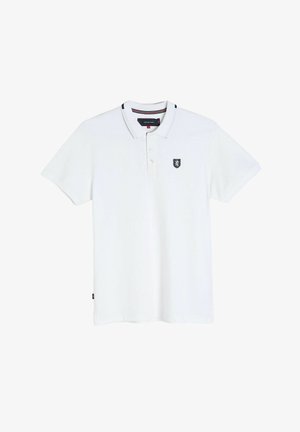 Biała koszulka polo wykonana z bawełny, z krótkimi rękawami, kołnierzykiem, zapięciem na trzy guziki oraz małą naszywką z logo na lewej piersi.