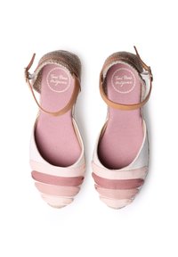 Espadrillas in tela rosa con un cinturino, caratterizzate da bande orizzontali in diverse tonalità di rosa e una suola in fibra naturale testurizzata.