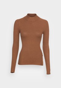 Brązowy sweter z długim rękawem, prą�żkowany, z półmokrym kołnierzem i dopasowaną talią na białym tle.