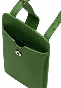 Sac téléphone en cuir vert à bandoulière avec rabat et fermeture pression argentée, doté d'une sangle réglable et de coutures apparentes.