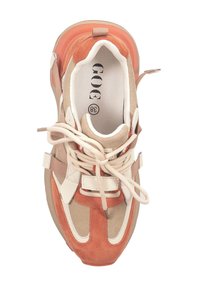 Sportowe sneakersy wykonane z połączenia miękkiego zamszu i siateczki w kolorze beżowym, pomarańczowym i kremowym. Charakteryzują się grubymi podeszwami oraz skomplikowanym wzorem sznurowadeł.