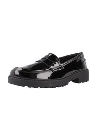 Zwarte patent leren loafer met een ronde neuspunt, voorzien van een decoratieve band over de voorkant en een dikke, gestructureerde rubbere zool.