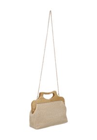 Bolso tejido beige con asa superior de madera clara y correa delgada de cadena dorada, presentado sobre un fondo blanco.