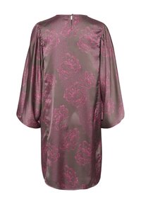 Blommig klänning i chokladbrun satin med rosa blommor, rund halsringning och puffärmar. Har en stängning bak.