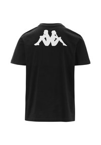 T-shirt di cotone nero con grafica bianca che raffigura due figure sedute sul retro. Collo a giro classico e maniche corte.