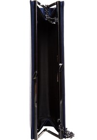 Smal mörkblå sammet clutchväska med svart metallram och kedjesnöre, visad öppen och tom från en ovanfrånkik.