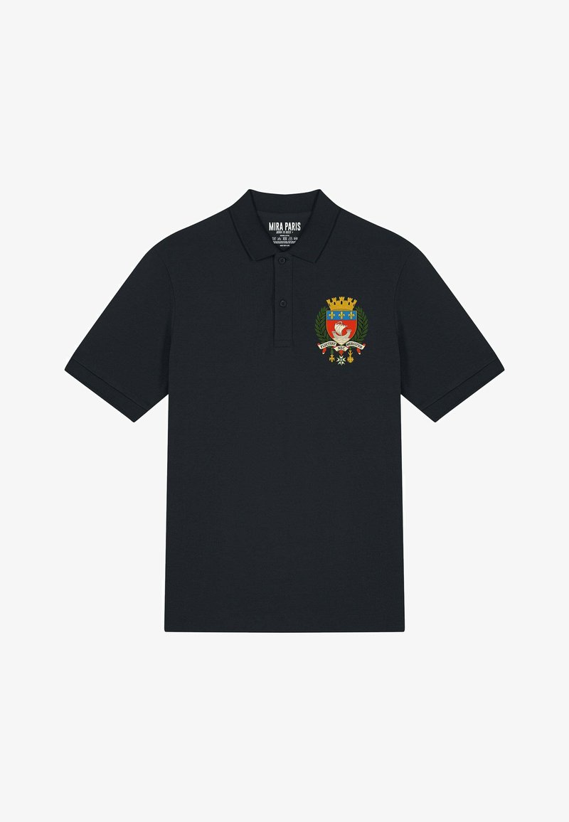Polo shirt bleu marine en coton, arborant un blason coloré brodé sur le côté gauche de la poitrine. Manches courtes et design de col classique.