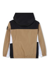 Striukė su gobtuvu, su spalvų blokų dizainu, kuriame yra juodos, rudos ir baltos spalvų skyriai. Pagaminta iš lengvos medžiagos su elastiniais rankogaliais.