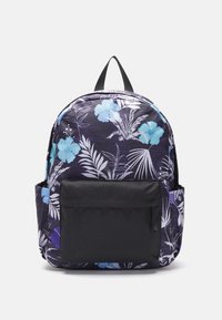 Mochila con un vibrante patrón floral en azul y púrpura sobre un fondo negro, con un bolsillo frontal y una forma redondeada.