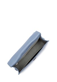 Portafoglio in pelle blu con una texture liscia, chiusura con zip, interno aperto che mostra un rivestimento grigio, forma rettangolare e dettagli di cucitura discreti.