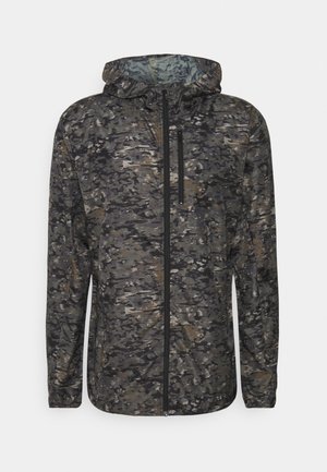 Lekka kurtka z kapturem w ciemnym, kamuflażowym wzorze. Posiada przednią kieszeń na zamek i elastyczne mankiety. Wykonana z teksturowanego materiału syntetycznego.