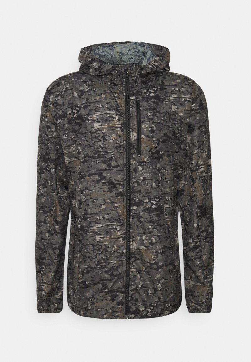 Lekka kurtka z kapturem w ciemnym, kamuflażowym wzorze. Posiada przednią kieszeń na zamek i elastyczne mankiety. Wykonana z teksturowanego materiału syntetycznego.