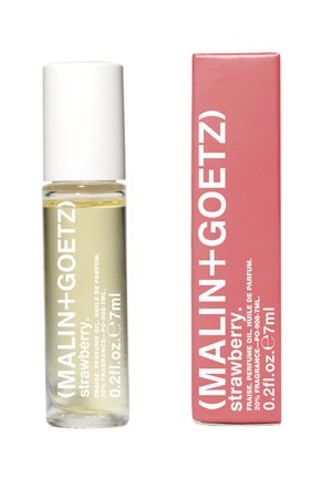 (MALIN+GOETZ) Erdbeer-Parfümöl in einer Rollerflasche mit weißem Verschluss neben einer passenden rosa rechteckigen Box, beide mit 7 ml, 0,2 fl oz beschriftet.