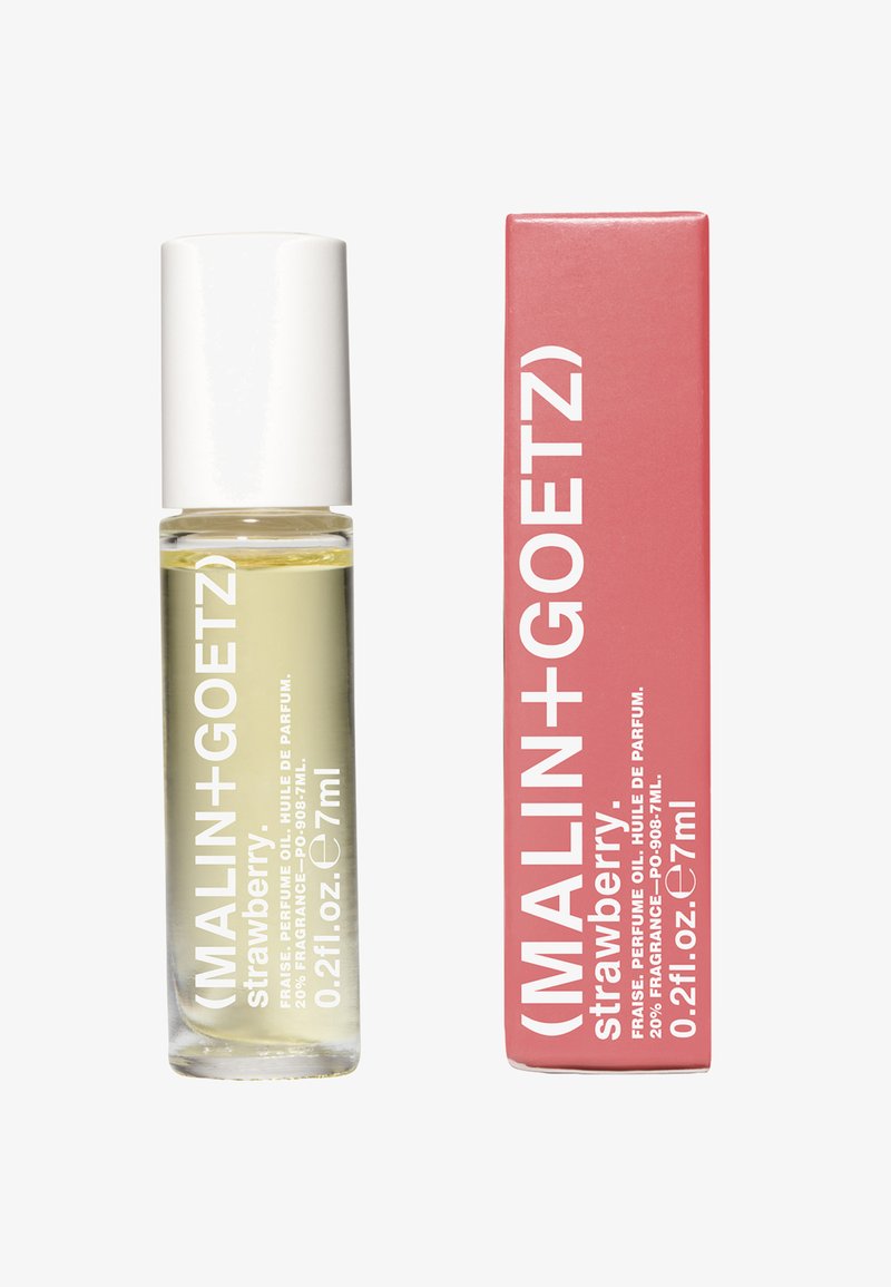 Flacon roll-on d'huile parfumée à la fraise (MALIN+GOETZ) avec bouchon blanc à côté d'une boîte rectangulaire rose assortie, tous deux étiquetés 7 ml, 0,2 fl oz.