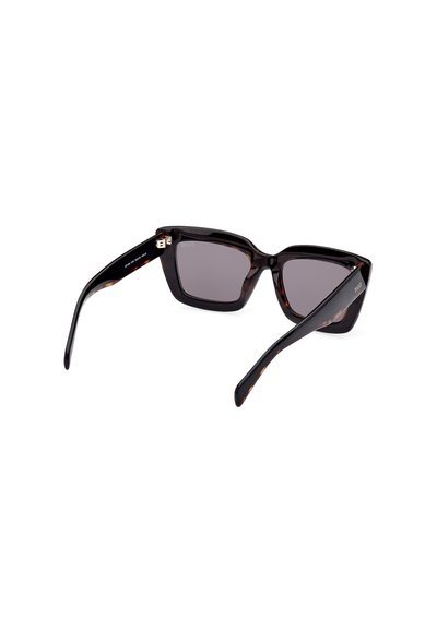 Gafas de sol cat-eye de carey negro con lentes grises, con montura de plástico grueso y brazos rectos y delgados. Sin logotipos ni herrajes visibles.