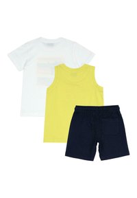 Set di abbigliamento per bambini composto da tre pezzi: T-shirt bianca a maniche corte, top giallo senza maniche e pantaloni corti blu navy con vita elasticizzata e tasca sul retro.
