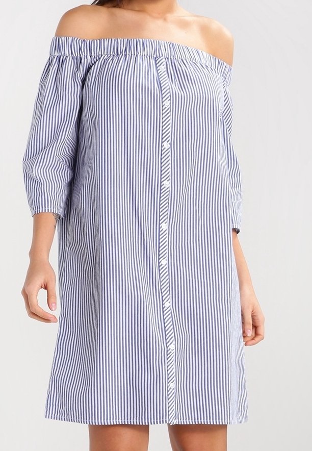 Blå och vit randig klänning med off-shoulder-design, trekvartslånga ärmar, knappframsidan och lätt material, med en avslappnad passform.