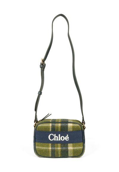 Borsa a spalla a quadri verdi con un accento in tessuto blu scuro e "Chloé" ricamato in bianco. Spallaccio regolabile e chiusura con zip.