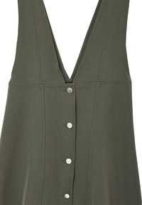 Abito senza maniche verde oliva con scollatura a V e una superficie liscia, caratterizzato da cinque bottoni bianchi e un bottone decorativo argento sul davanti.
