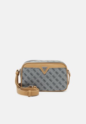 Compacte rechthoekige crossbodytas met beige bies, verstelbare band en grijs patroonstof met een herhaald logo.