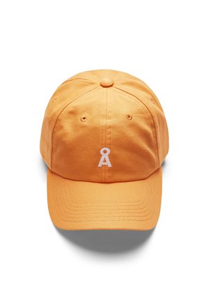 Orange baseballkasket med syede ventilationshuller og en hvid stiliseret 'Å' logo centreret over skyggen på en hvid baggrund.