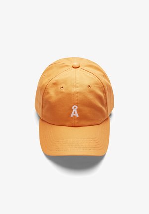 Casquette de baseball orange avec des trous de ventilation cousus et un logo blanc stylisé 'Å' centré au-dessus de la visière sur fond blanc.