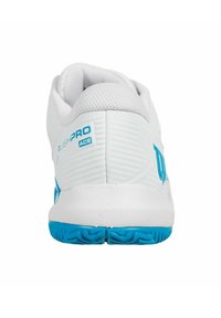 Chaussure de sport blanche avec une tige en mesh texturé et des accents bleus. Dispose d'une semelle extérieure en caoutchouc solide avec un motif de semelle pour une meilleure traction.
