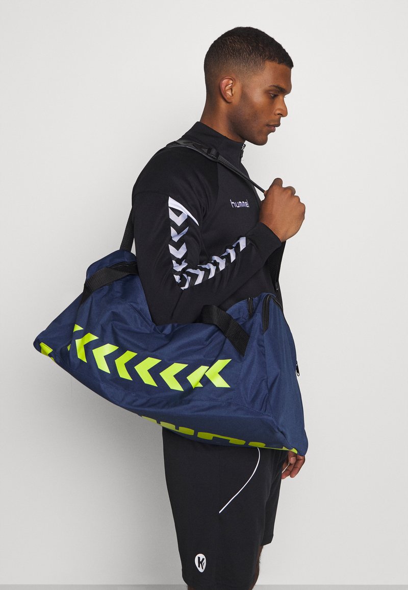Hummel CORE BAG UNISEX - Bolsa de deporte - dark denim/lime punch