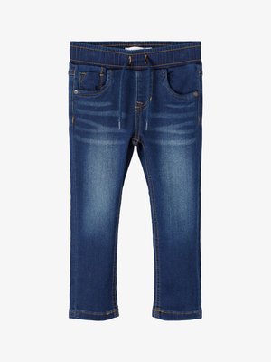 Denim joggerbukser i mørkeblå med elastisk talje, snor, fem lommer og lys fading langs lårene. Kontraststing.