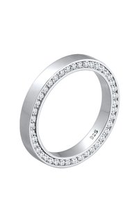 Sterling-Silberring mit einem glatten Band, das eine Reihe von eingesetzten klaren Kristallen entlang des äußeren Randes hat, um zusätzlichen Glanz zu verleihen.