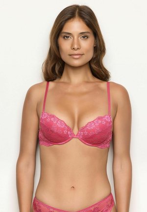 Sutien de encaje rosa con tirantes ajustables, patrón floral y copas acolchadas. Textura suave con bordes festoneados y un detalle decorativo central.