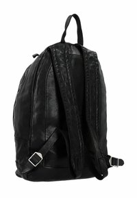 Zaino in pelle nera con due spallacci regolabili, una maniglia superiore e un compartimento con zip. Texture liscia e design minimalista.