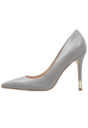 Escarpin à talon haut en cuir gris à bout pointu avec un talon stiletto fin et un petit détail doré près de la semelle.